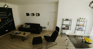 RENT: FURNISHED 2 BEDROOM APARTMENT ON GATED COMPLEX OPPOSITE THE SEA AND WALKING DISTANCE TO ALL AMENITIES.