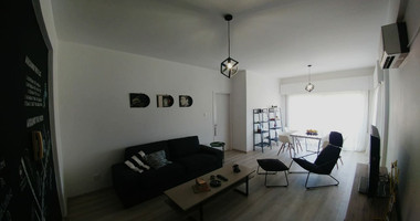RENT: FURNISHED 2 BEDROOM APARTMENT ON GATED COMPLEX OPPOSITE THE SEA AND WALKING DISTANCE TO ALL AMENITIES.