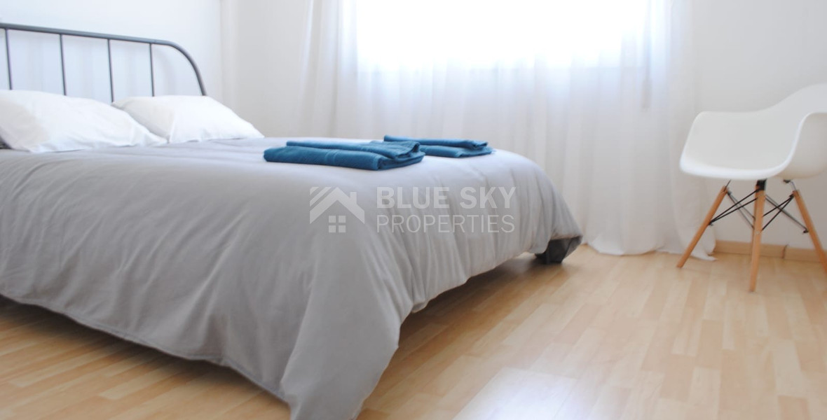 RENT: FURNISHED 2 BEDROOM APARTMENT ON GATED COMPLEX OPPOSITE THE SEA AND WALKING DISTANCE TO ALL AMENITIES.