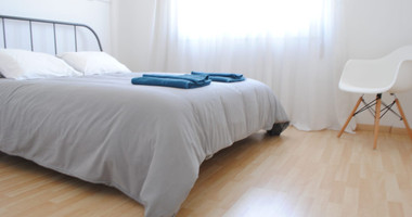 RENT: FURNISHED 2 BEDROOM APARTMENT ON GATED COMPLEX OPPOSITE THE SEA AND WALKING DISTANCE TO ALL AMENITIES.