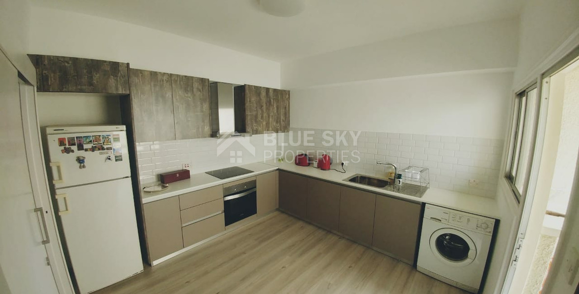 RENT: FURNISHED 2 BEDROOM APARTMENT ON GATED COMPLEX OPPOSITE THE SEA AND WALKING DISTANCE TO ALL AMENITIES.