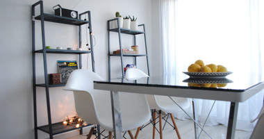 RENT: FURNISHED 2 BEDROOM APARTMENT ON GATED COMPLEX OPPOSITE THE SEA AND WALKING DISTANCE TO ALL AMENITIES.