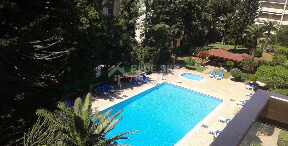 RENT: FURNISHED 2 BEDROOM APARTMENT ON GATED COMPLEX OPPOSITE THE SEA AND WALKING DISTANCE TO ALL AMENITIES.