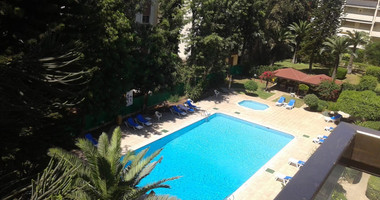 RENT: FURNISHED 2 BEDROOM APARTMENT ON GATED COMPLEX OPPOSITE THE SEA AND WALKING DISTANCE TO ALL AMENITIES.