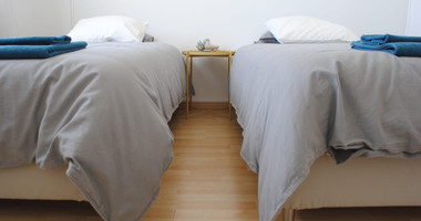 RENT: FURNISHED 2 BEDROOM APARTMENT ON GATED COMPLEX OPPOSITE THE SEA AND WALKING DISTANCE TO ALL AMENITIES.