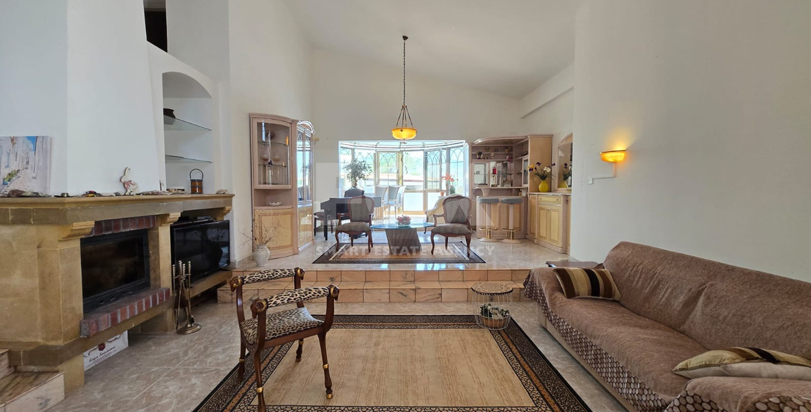Exquisite Estate with 3,000m² of Land, Guest House & Mountain Views: A Hidden Oasis with Exceptional Potential