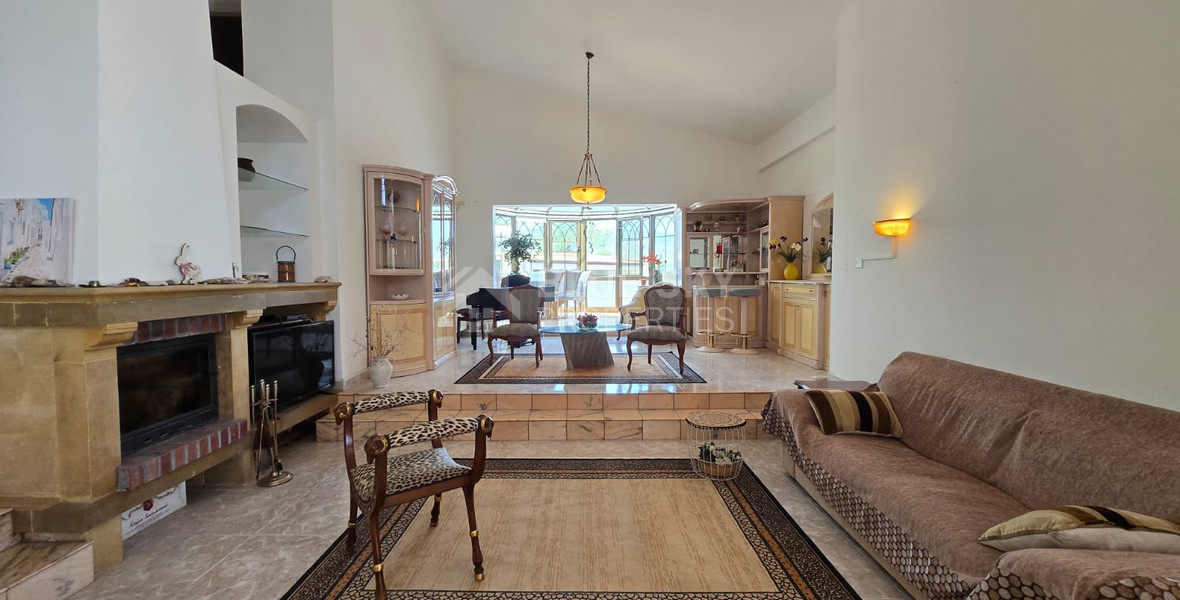 Exquisite Estate with 3,000m² of Land, Guest House & Mountain Views: A Hidden Oasis with Exceptional Potential