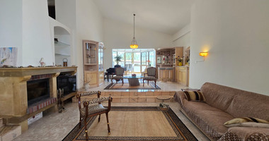 Exquisite Estate with 3,000m² of Land, Guest House & Mountain Views: A Hidden Oasis with Exceptional Potential