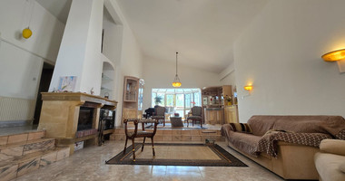 Exquisite Estate with 3,000m² of Land, Guest House & Mountain Views: A Hidden Oasis with Exceptional Potential