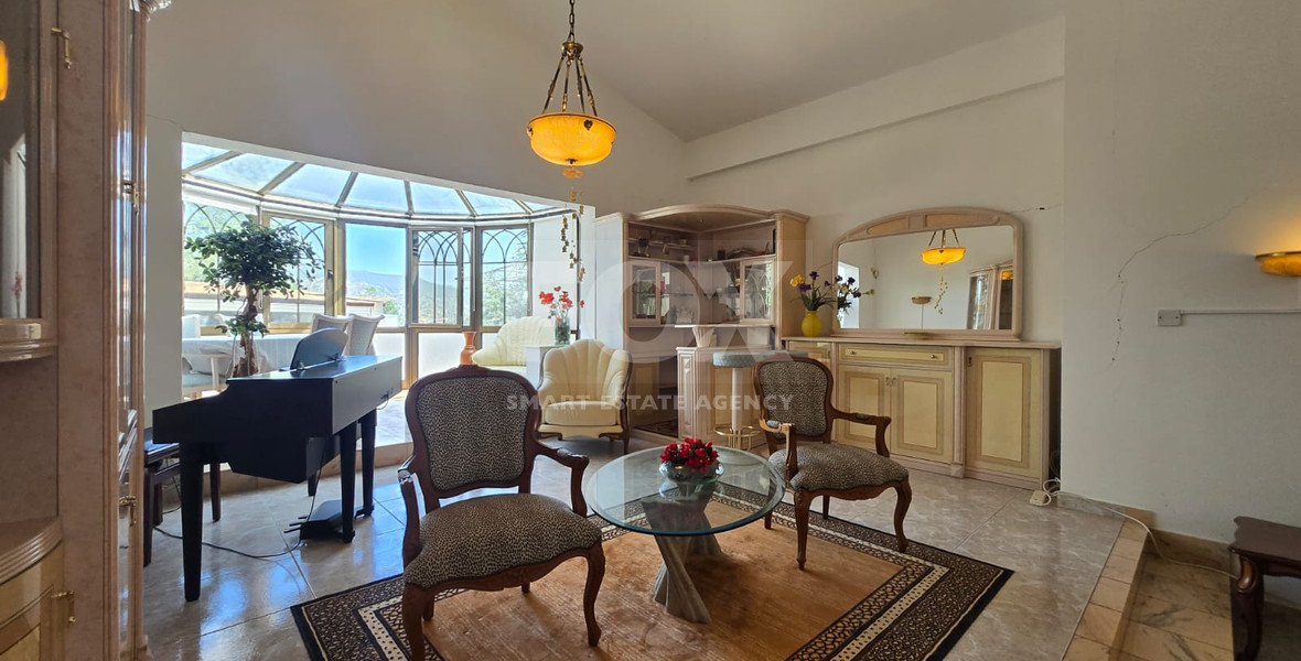 Exquisite Estate with 3,000m² of Land, Guest House & Mountain Views: A Hidden Oasis with Exceptional Potential