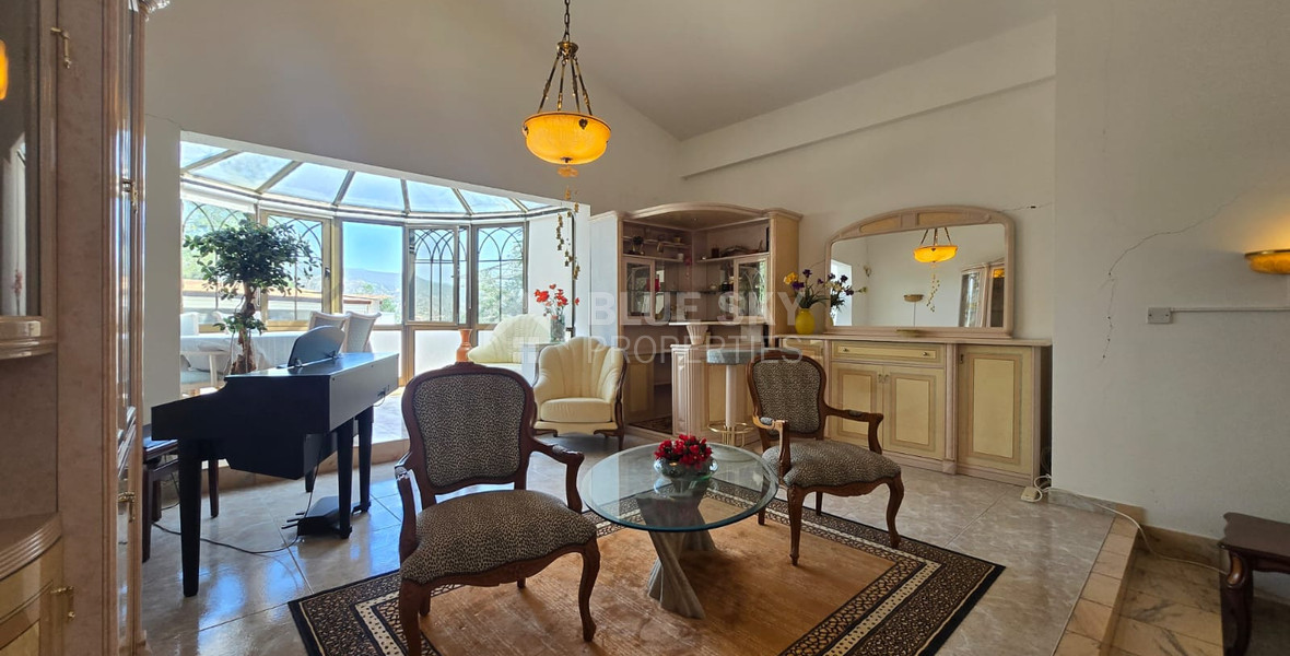Exquisite Estate with 3,000m² of Land, Guest House & Mountain Views: A Hidden Oasis with Exceptional Potential
