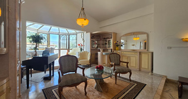 Exquisite Estate with 3,000m² of Land, Guest House & Mountain Views: A Hidden Oasis with Exceptional Potential