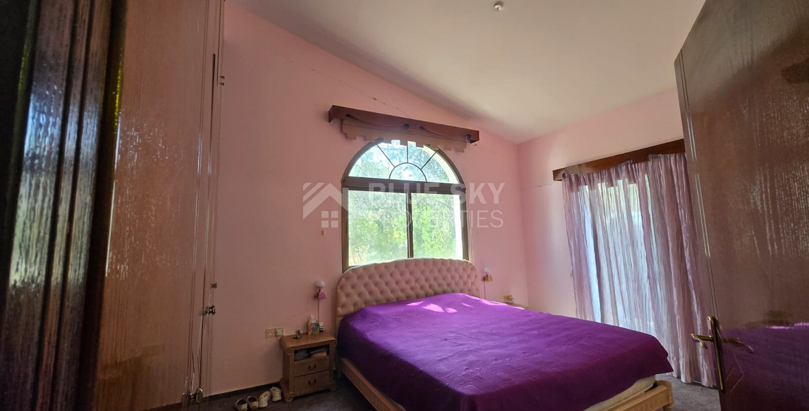 Exquisite Estate with 3,000m² of Land, Guest House & Mountain Views: A Hidden Oasis with Exceptional Potential
