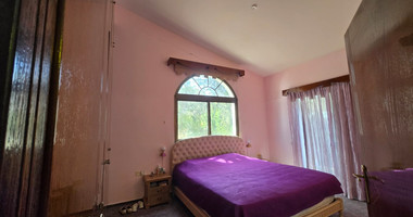 Exquisite Estate with 3,000m² of Land, Guest House & Mountain Views: A Hidden Oasis with Exceptional Potential