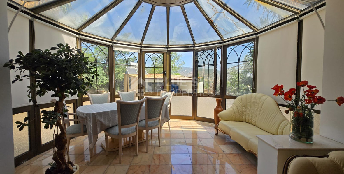 Exquisite Estate with 3,000m² of Land, Guest House & Mountain Views: A Hidden Oasis with Exceptional Potential