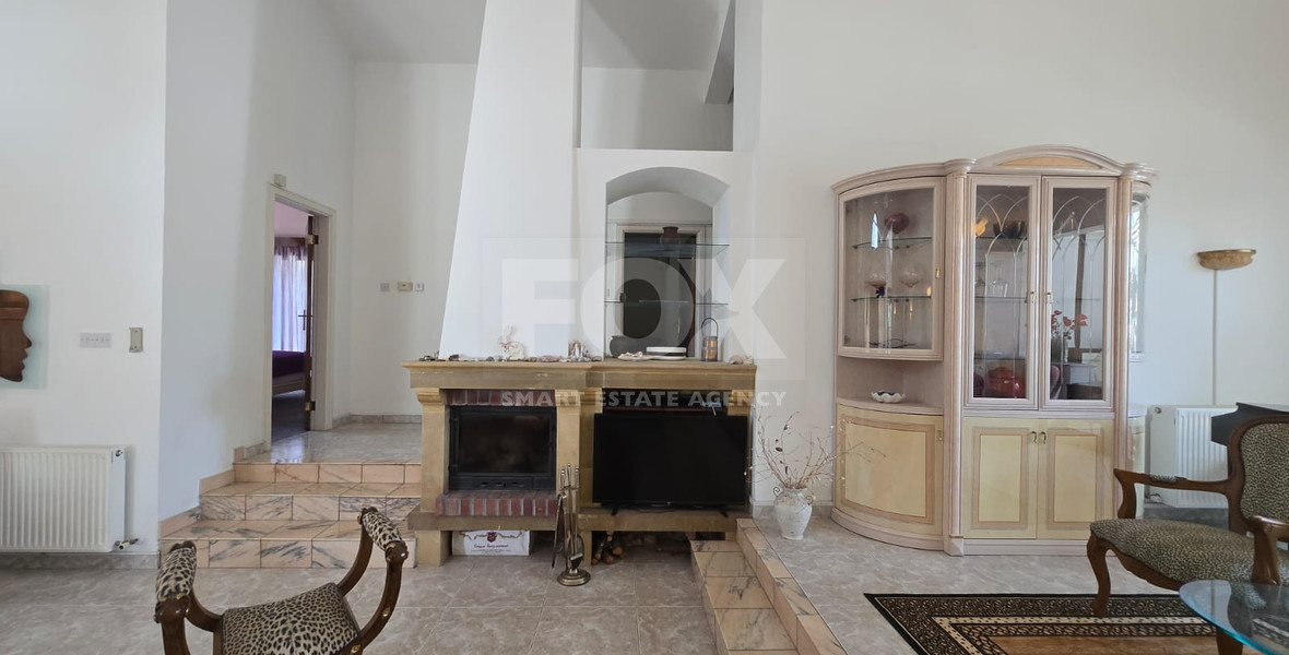 Exquisite Estate with 3,000m² of Land, Guest House & Mountain Views: A Hidden Oasis with Exceptional Potential