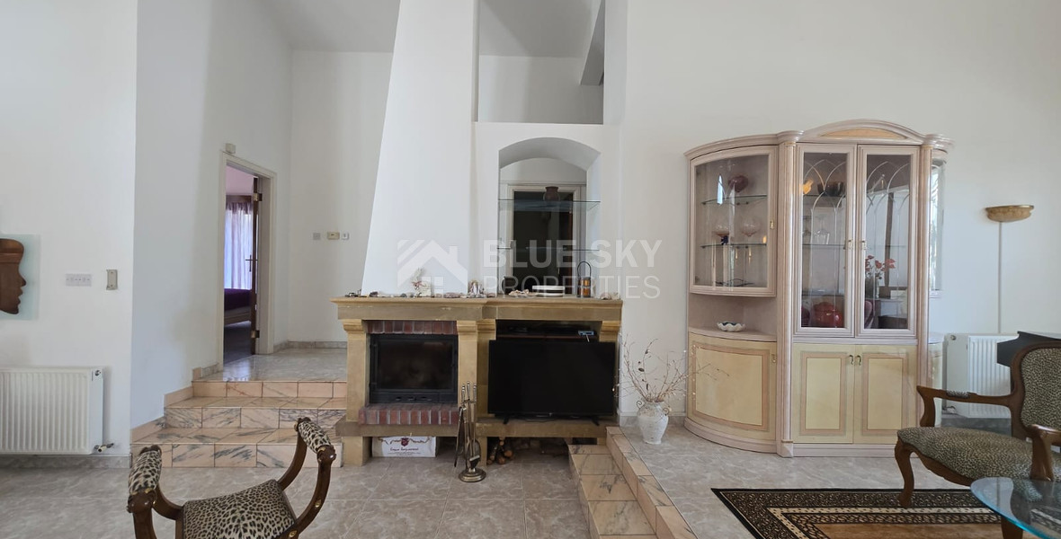 Exquisite Estate with 3,000m² of Land, Guest House & Mountain Views: A Hidden Oasis with Exceptional Potential