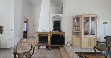 Exquisite Estate with 3,000m² of Land, Guest House & Mountain Views: A Hidden Oasis with Exceptional Potential