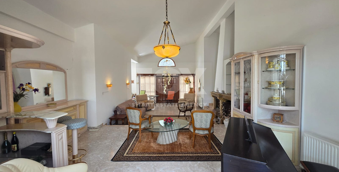 Exquisite Estate with 3,000m² of Land, Guest House & Mountain Views: A Hidden Oasis with Exceptional Potential