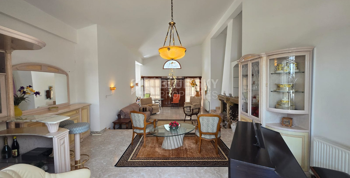 Exquisite Estate with 3,000m² of Land, Guest House & Mountain Views: A Hidden Oasis with Exceptional Potential
