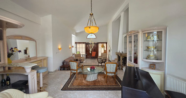 Exquisite Estate with 3,000m² of Land, Guest House & Mountain Views: A Hidden Oasis with Exceptional Potential