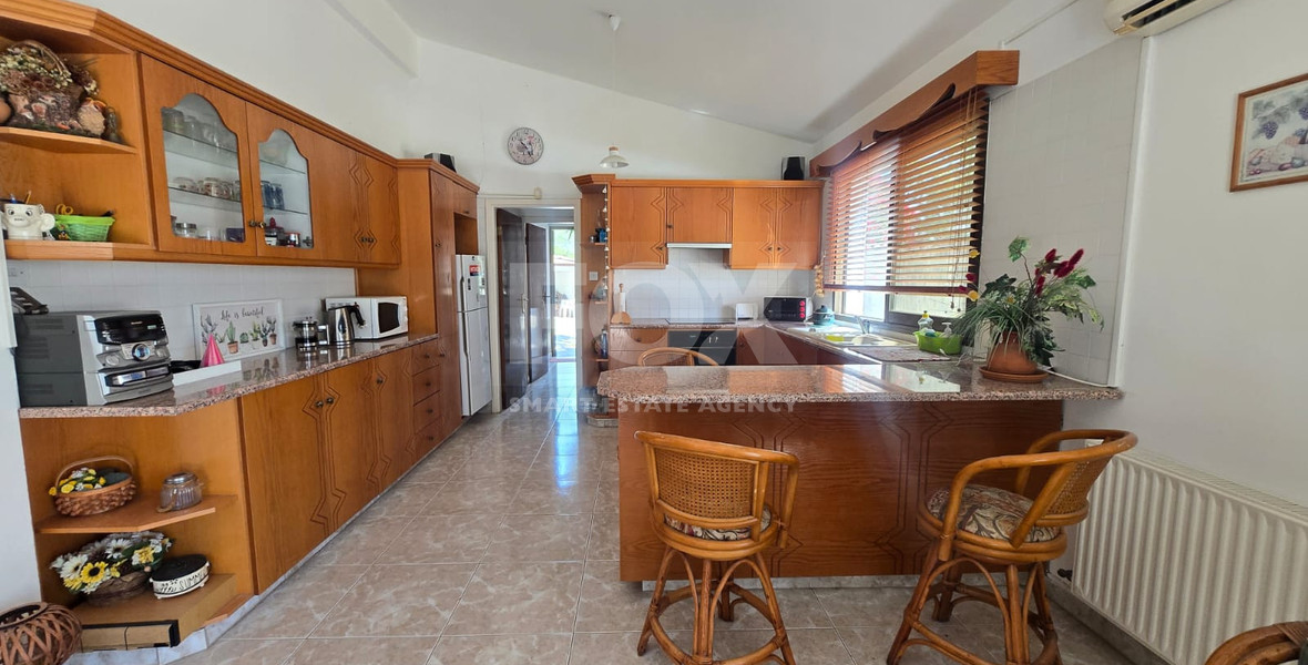 Exquisite Estate with 3,000m² of Land, Guest House & Mountain Views: A Hidden Oasis with Exceptional Potential