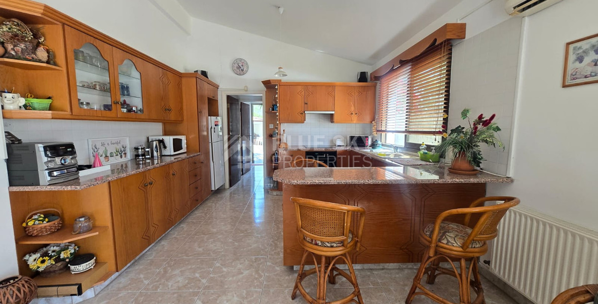 Exquisite Estate with 3,000m² of Land, Guest House & Mountain Views: A Hidden Oasis with Exceptional Potential
