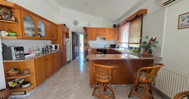 Exquisite Estate with 3,000m² of Land, Guest House & Mountain Views: A Hidden Oasis with Exceptional Potential