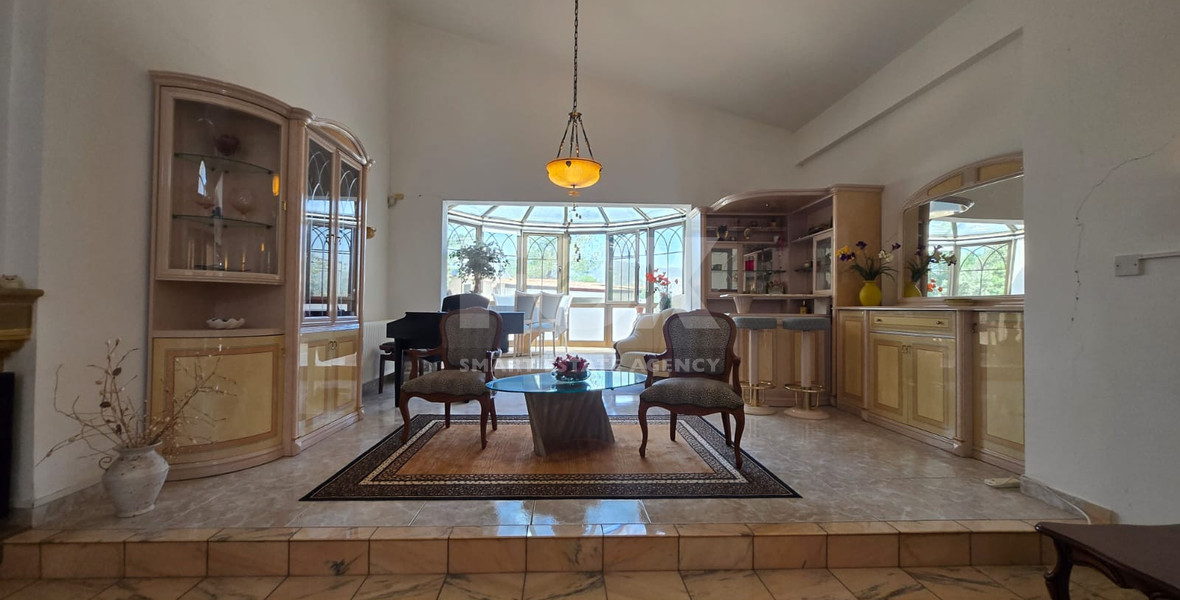 Exquisite Estate with 3,000m² of Land, Guest House & Mountain Views: A Hidden Oasis with Exceptional Potential