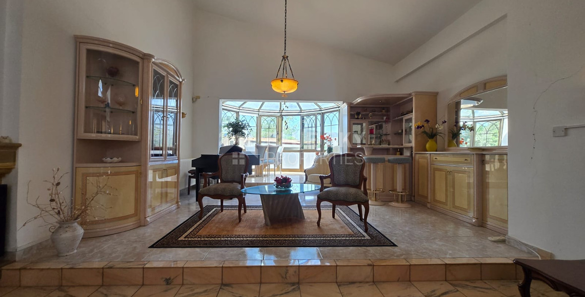 Exquisite Estate with 3,000m² of Land, Guest House & Mountain Views: A Hidden Oasis with Exceptional Potential