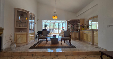 Exquisite Estate with 3,000m² of Land, Guest House & Mountain Views: A Hidden Oasis with Exceptional Potential