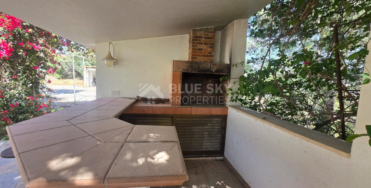 Exquisite Estate with 3,000m² of Land, Guest House & Mountain Views: A Hidden Oasis with Exceptional Potential