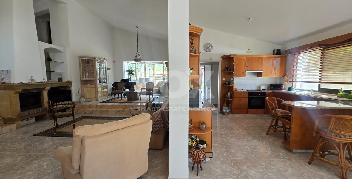 Exquisite Estate with 3,000m² of Land, Guest House & Mountain Views: A Hidden Oasis with Exceptional Potential