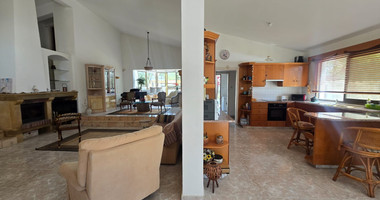 Exquisite Estate with 3,000m² of Land, Guest House & Mountain Views: A Hidden Oasis with Exceptional Potential