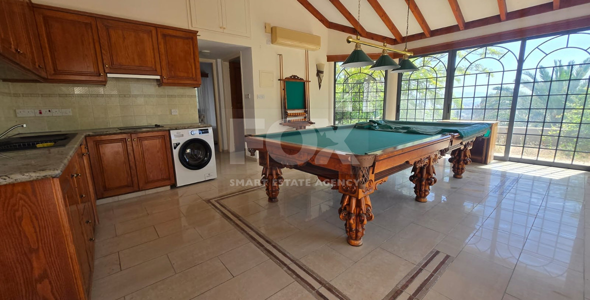 Exquisite Estate with 3,000m² of Land, Guest House & Mountain Views: A Hidden Oasis with Exceptional Potential