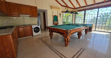Exquisite Estate with 3,000m² of Land, Guest House & Mountain Views: A Hidden Oasis with Exceptional Potential