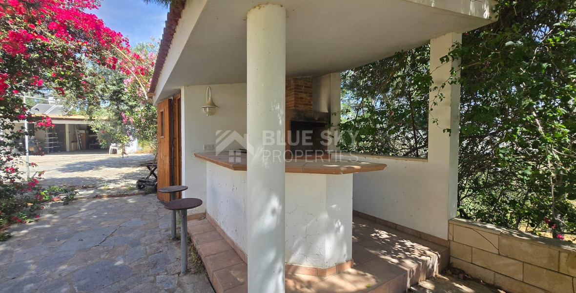 Exquisite Estate with 3,000m² of Land, Guest House & Mountain Views: A Hidden Oasis with Exceptional Potential