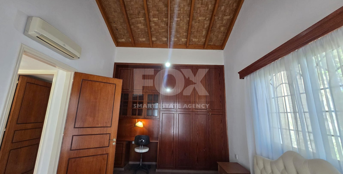 Exquisite Estate with 3,000m² of Land, Guest House & Mountain Views: A Hidden Oasis with Exceptional Potential