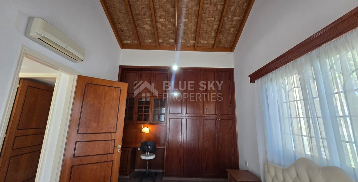 Exquisite Estate with 3,000m² of Land, Guest House & Mountain Views: A Hidden Oasis with Exceptional Potential
