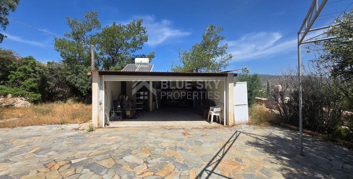 Exquisite Estate with 3,000m² of Land, Guest House & Mountain Views: A Hidden Oasis with Exceptional Potential