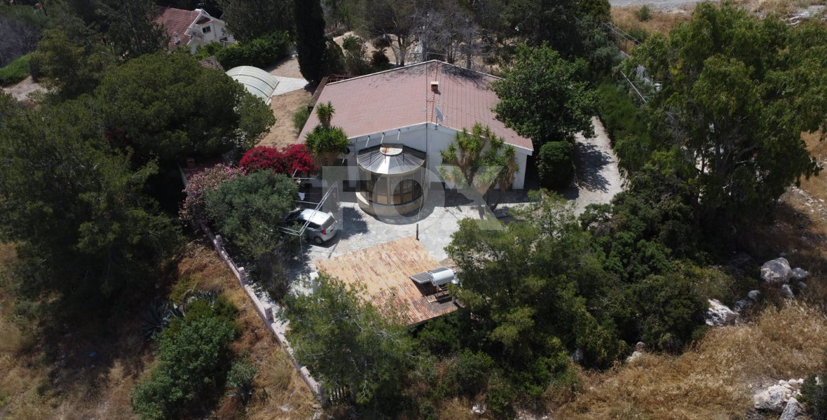 Exquisite Estate with 3,000m² of Land, Guest House & Mountain Views: A Hidden Oasis with Exceptional Potential