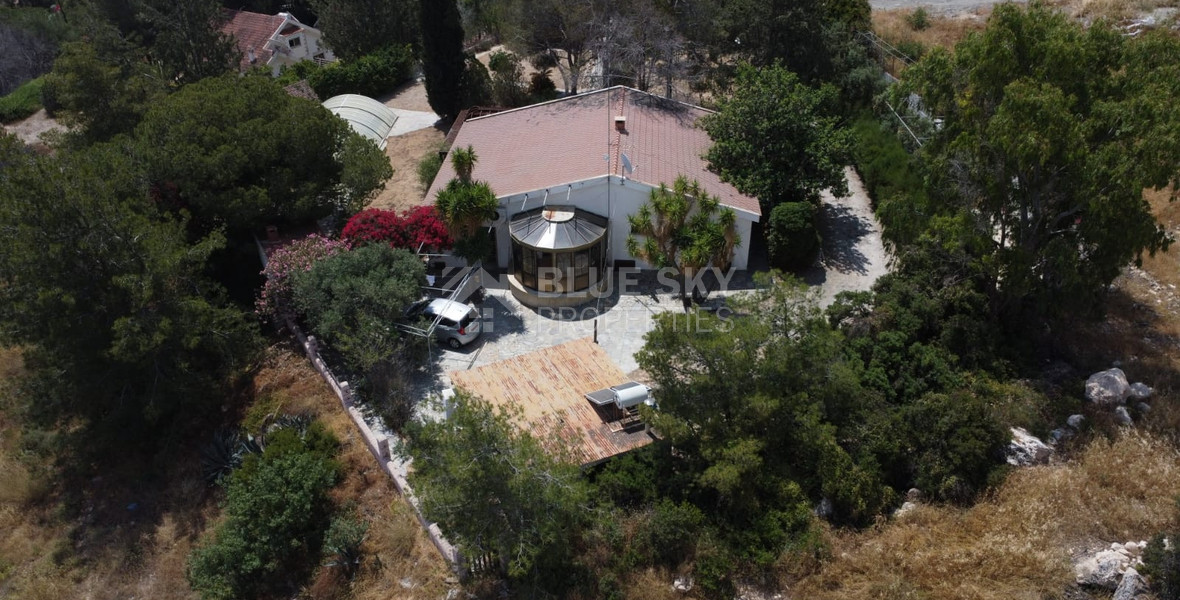 Exquisite Estate with 3,000m² of Land, Guest House & Mountain Views: A Hidden Oasis with Exceptional Potential