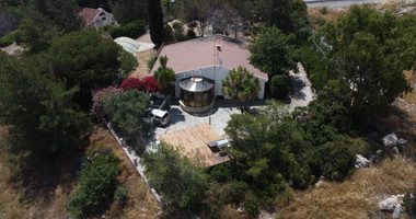 Exquisite Estate with 3,000m² of Land, Guest House & Mountain Views: A Hidden Oasis with Exceptional Potential