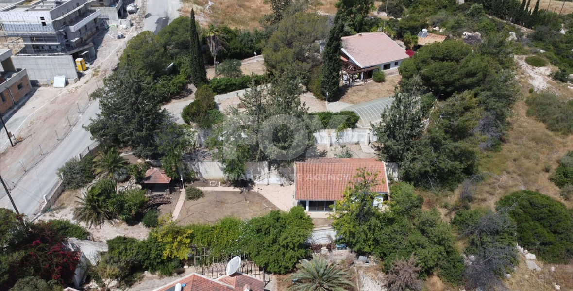 Exquisite Estate with 3,000m² of Land, Guest House & Mountain Views: A Hidden Oasis with Exceptional Potential