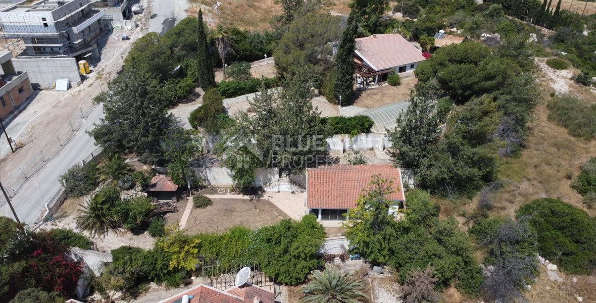 Exquisite Estate with 3,000m² of Land, Guest House & Mountain Views: A Hidden Oasis with Exceptional Potential