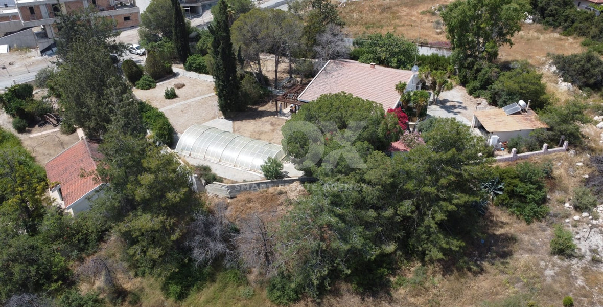 Exquisite Estate with 3,000m² of Land, Guest House & Mountain Views: A Hidden Oasis with Exceptional Potential