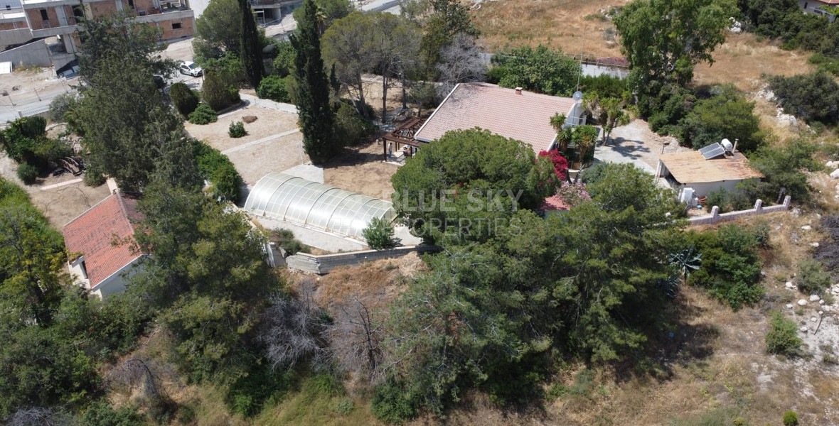 Exquisite Estate with 3,000m² of Land, Guest House & Mountain Views: A Hidden Oasis with Exceptional Potential