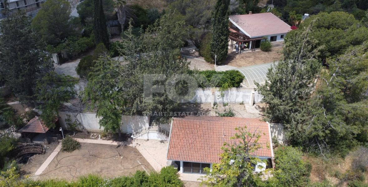 Exquisite Estate with 3,000m² of Land, Guest House & Mountain Views: A Hidden Oasis with Exceptional Potential