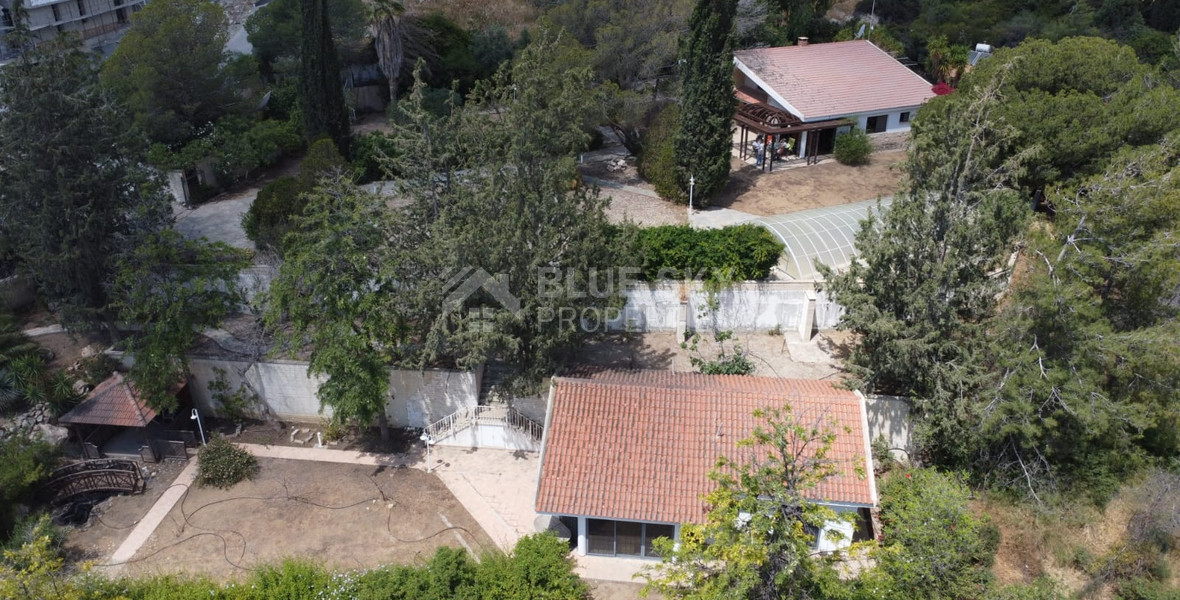 Exquisite Estate with 3,000m² of Land, Guest House & Mountain Views: A Hidden Oasis with Exceptional Potential