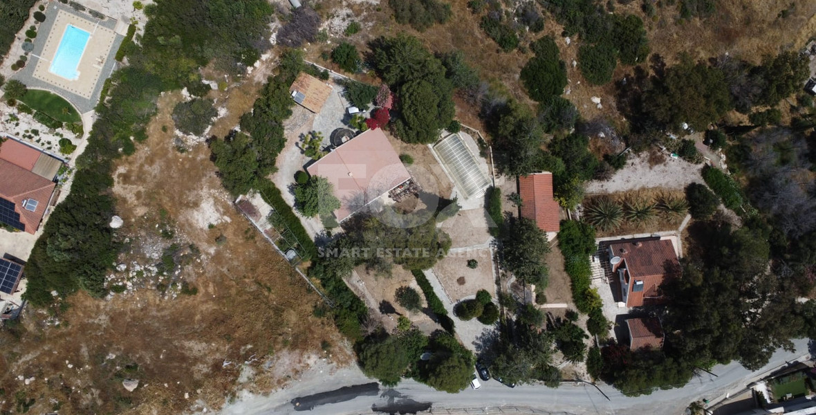 Exquisite Estate with 3,000m² of Land, Guest House & Mountain Views: A Hidden Oasis with Exceptional Potential